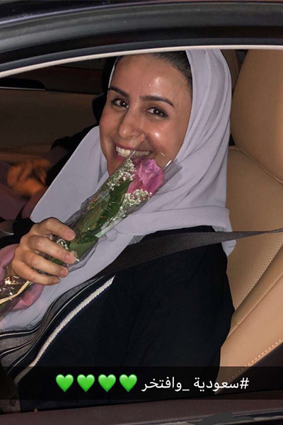 بالفيديو: الشرطة السعودية تُقدّم الورود للسائقات